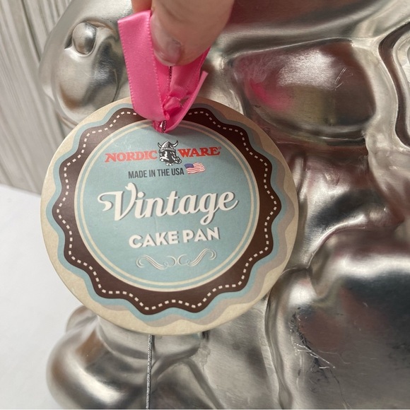 Nordic Ware 3D Aluminum Stand Up Rabbit Cake Pan Easter Bunny Vintage Inspired - Picture 11 of 12
